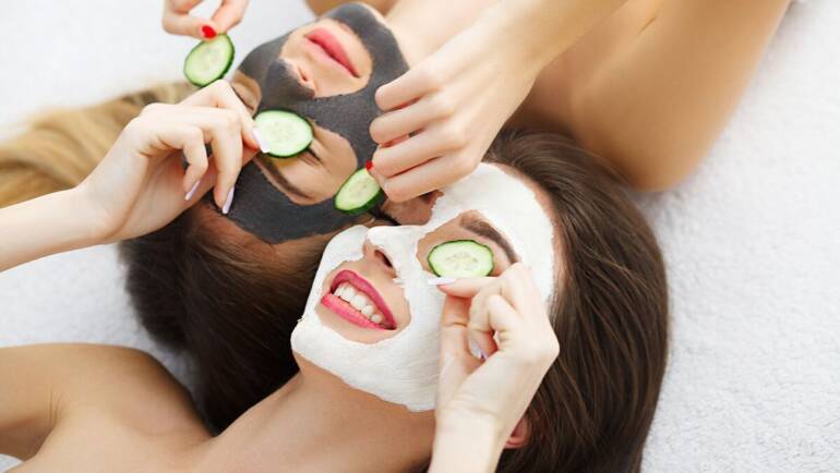 Hay consejos de belleza que pasan de generación en generación entre las mujeres. Uno de ellos es el agua de rosas como tónico facial, que, efectivamente, nos refresca la piel. Pero hay muchos otros que son mitos.